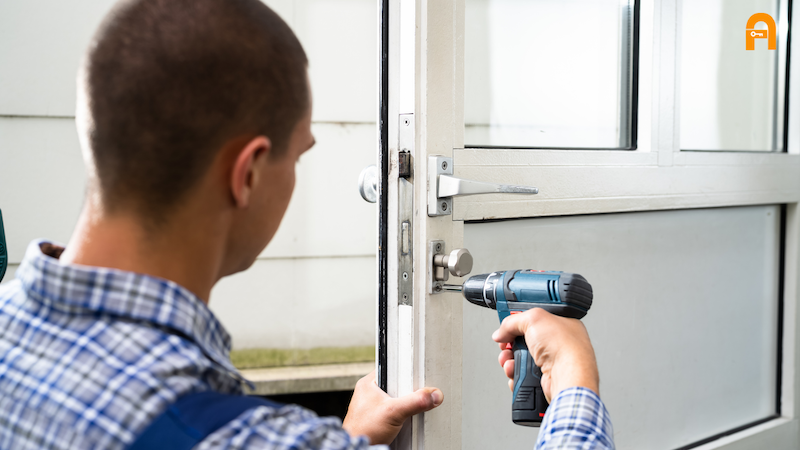Professioneller Schlüsseldienst in Wien - Zertifizierte Monteure bei der Arbeit an einer Tür. 24h Notdienst, faire Preise, schnelle Hilfe.